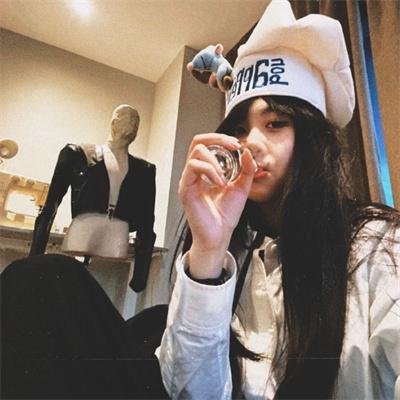 想踢沉迷男的女人